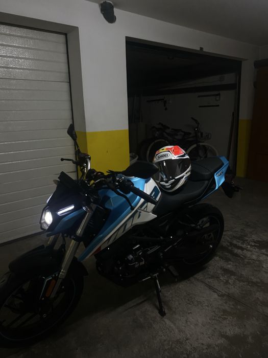 Voge 125r 2024 azul e branca