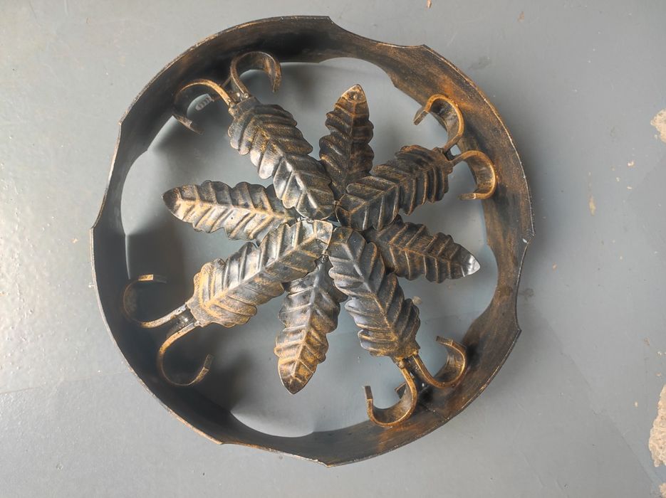 Duas Luzes de teto, redonda em ferro, estilo antigo.