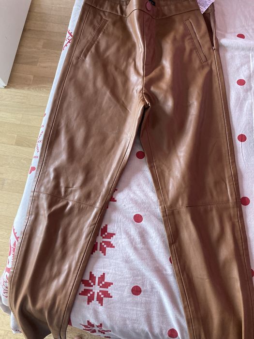 Calça castanho tipo cabedal da Zara tam.M jovem mulher