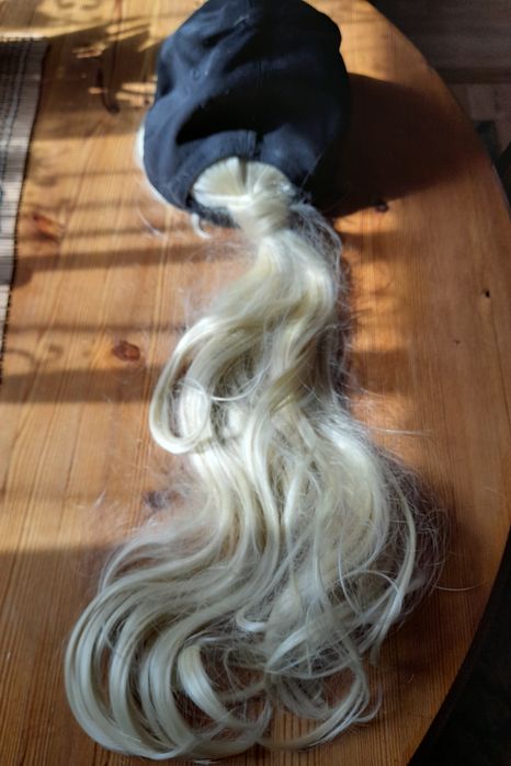 Czapka  z włosami blond