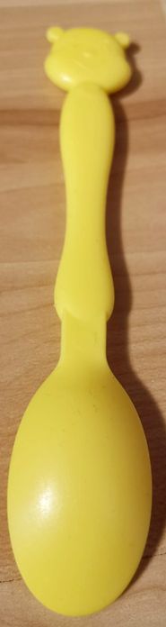 Żółta plastikowa łyżeczka z misiem dla dziecka
