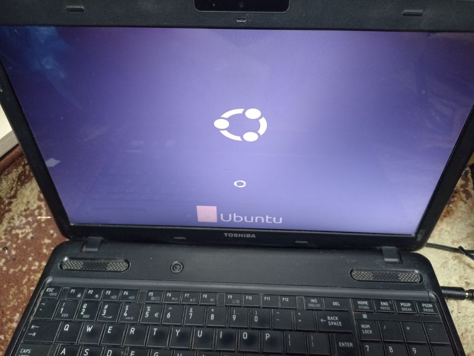 Laptop Toshiba satellite i3, 2gb ramu, dysk twardy, linux