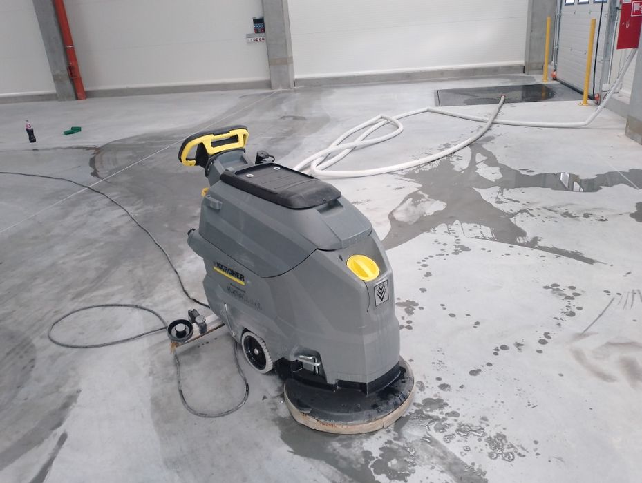 Czyszczenie posadzek przemysłowych, betonowych, plytek