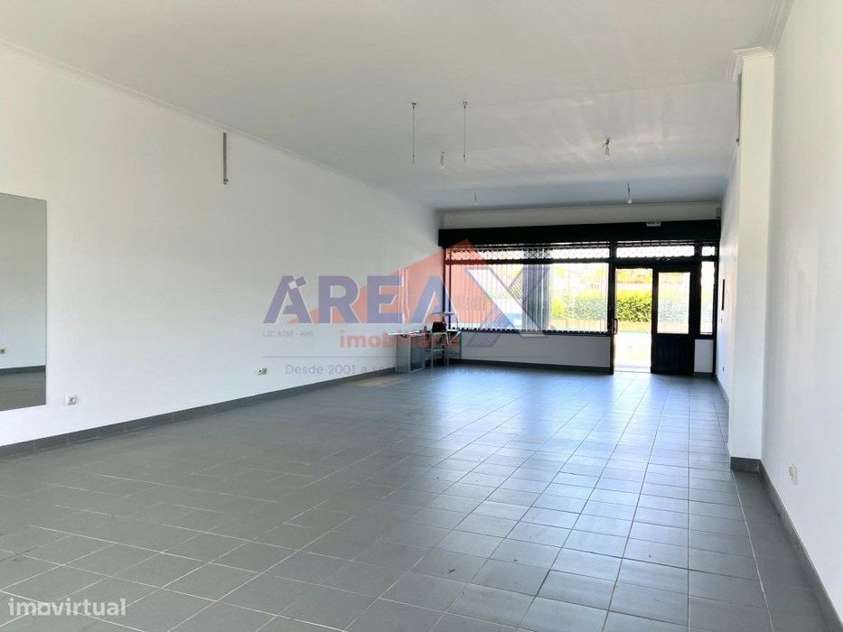 Rés do chão para comércio, com garagem na cave