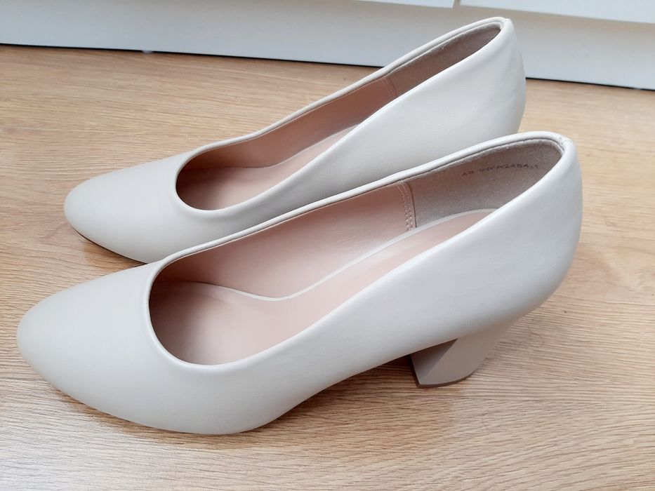 Buty beżowe Clara Barson r. 40
