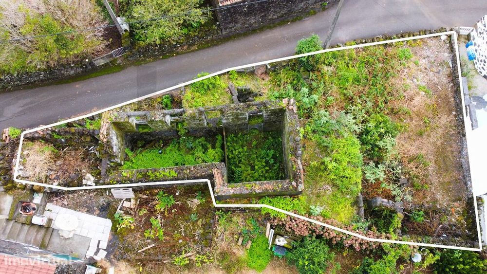 Terreno Para Construir ou Recuperar nas Ribeiras – Ilha do Pico