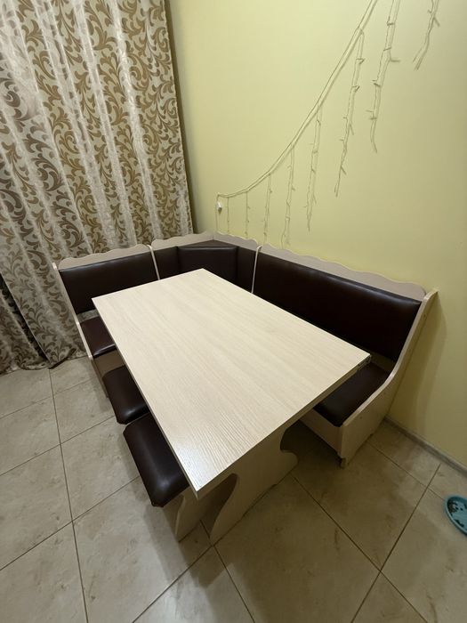 Кухонний куток, стіл та 2 стільці за все 3000