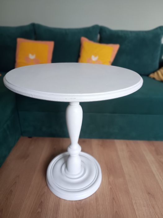 Stolik kawowy na toczonej nodze biały