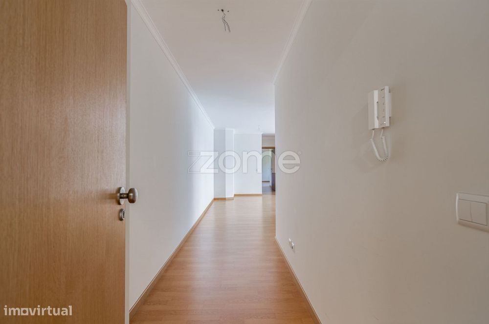 T2 Novo com Amplas Áreas, Piscina Aquecida e Excelente Localização