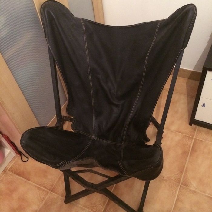 Cadeira em pele genuína/ estrutura em madeira