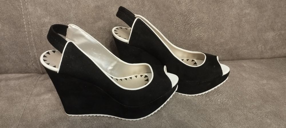 Czarne zamszowe buty na koturnie roz 37,5