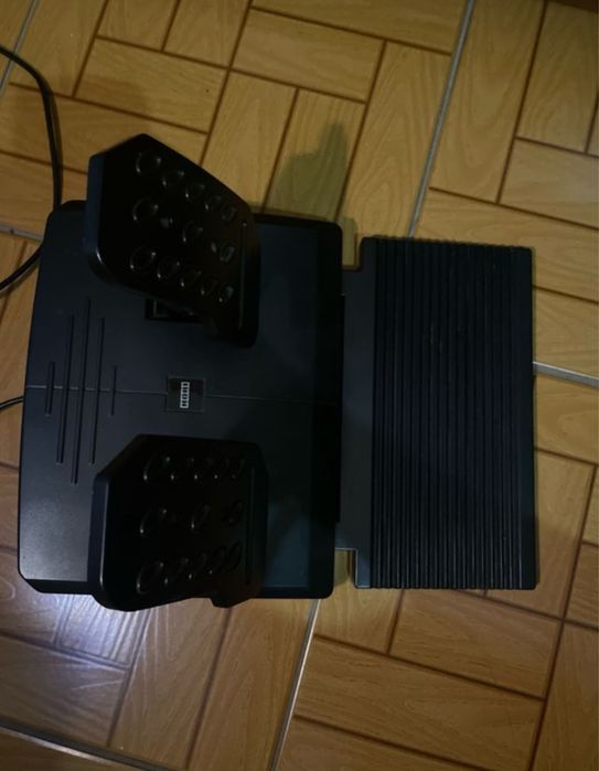 Volante e Pedais Simracing Hori