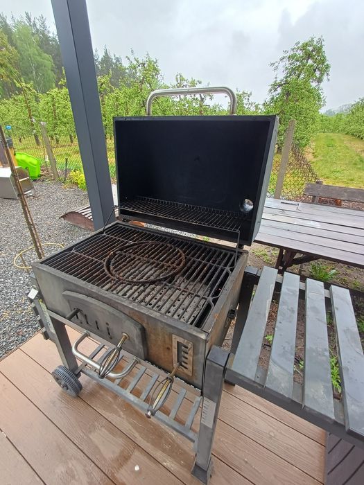 Sprzedam grill węglowy Activa Mastercook z pokrywą i termometrem. Grill używany,
