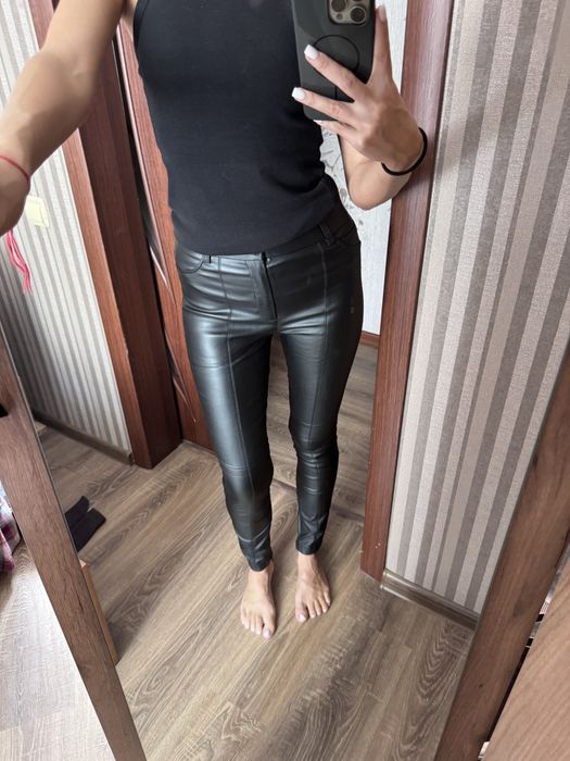 Штаны из экокожи черные Zara