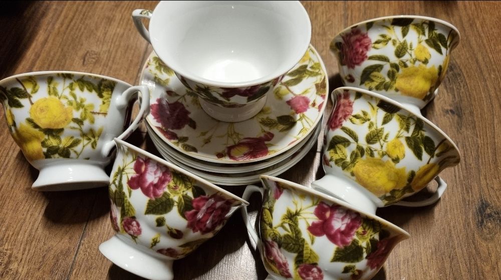 Komplet sześciu filiżanek z talerzykami