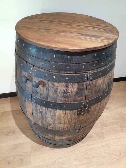 Barril decorativo com portas | Madeira e ferro | 96x60cm