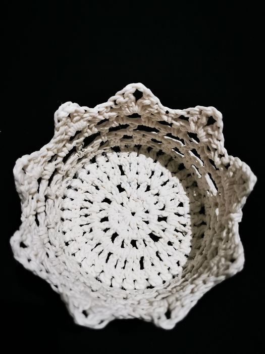 Cesta em croché endurecido