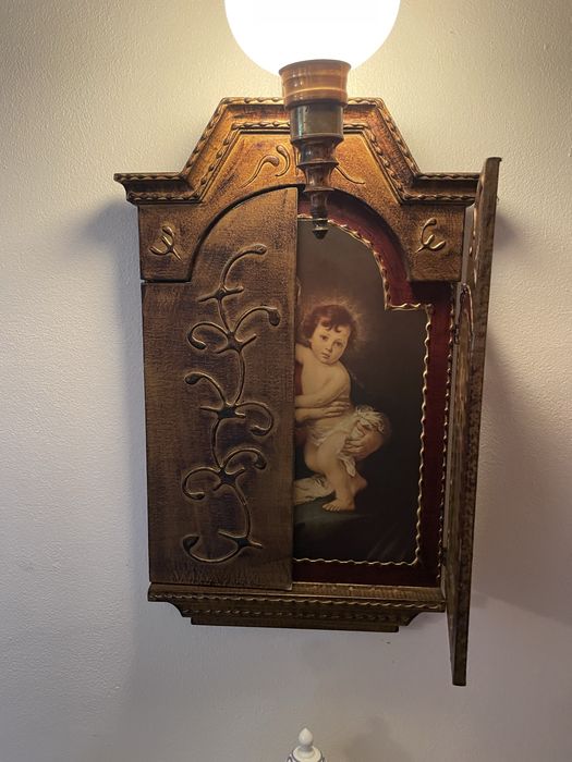 Oratório / Ícone religioso com luz e portas laterais pintadas