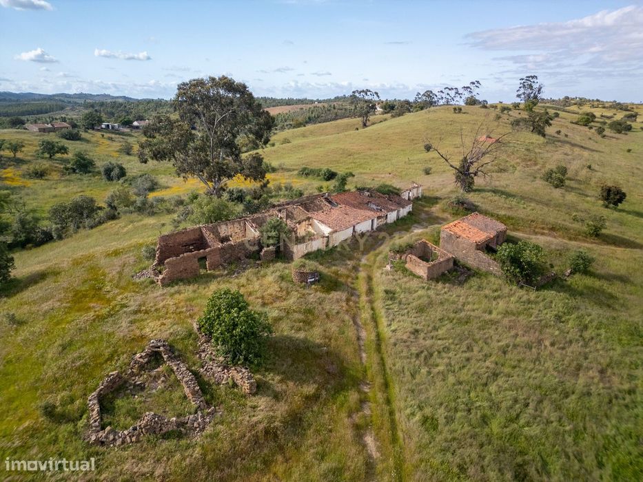Ruina com terreno de 10,325 hectares localizada em Monte de Cordovões,