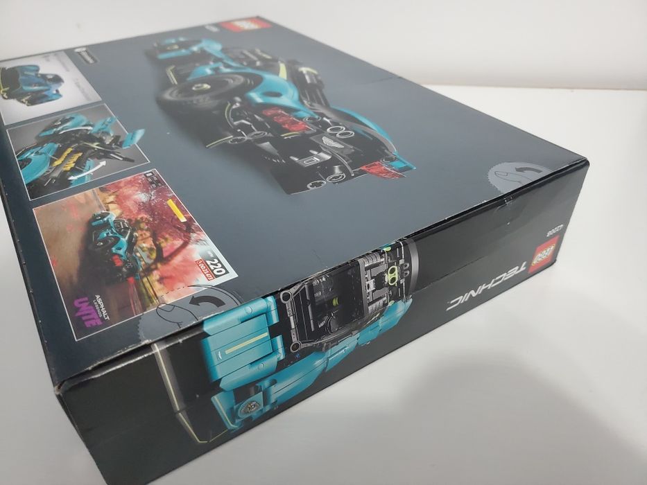 Lego Technic 42208 Aston Martin Valkyrie.