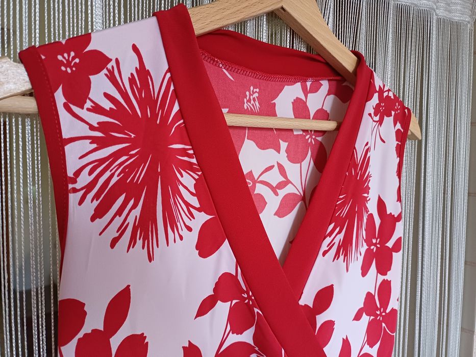 Top sem mangas, branco e vermelho, com motivos florais (S/M)
