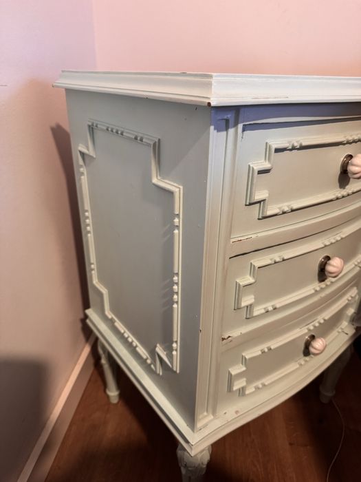 Mesinha cabeceira usada, pode ser pintada de outra cor