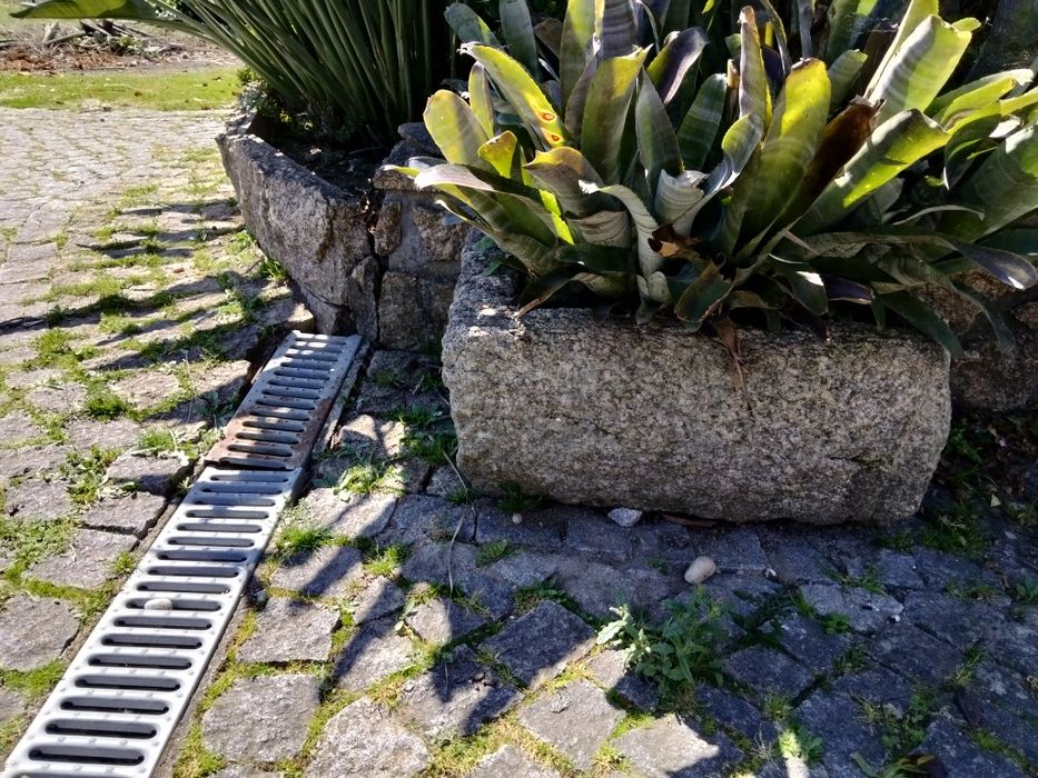 Pias em pedra talhada a mão