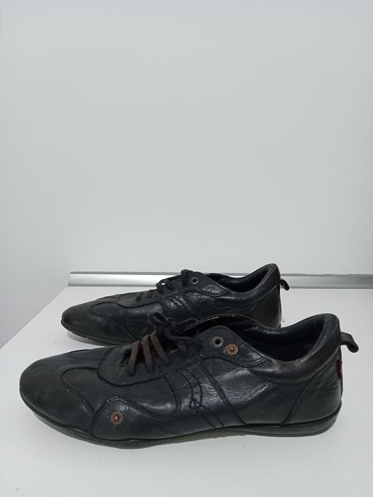 Sapatos Levis semi novos