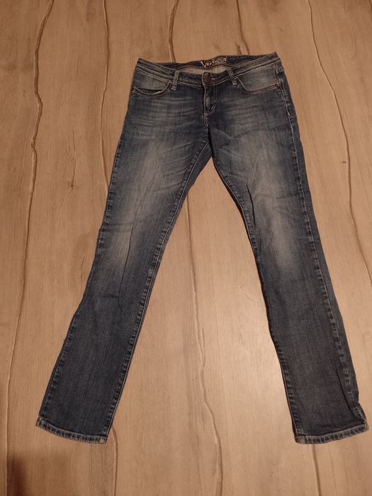 Sprzedam damskie spodnie z jeansu.