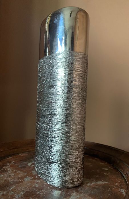 Wazon o srebnoszarym wykonczeniu.