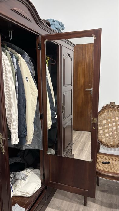 Mobília de quarto em madeira (Roupeiro + Cómoda + Mesa Cabeceira)