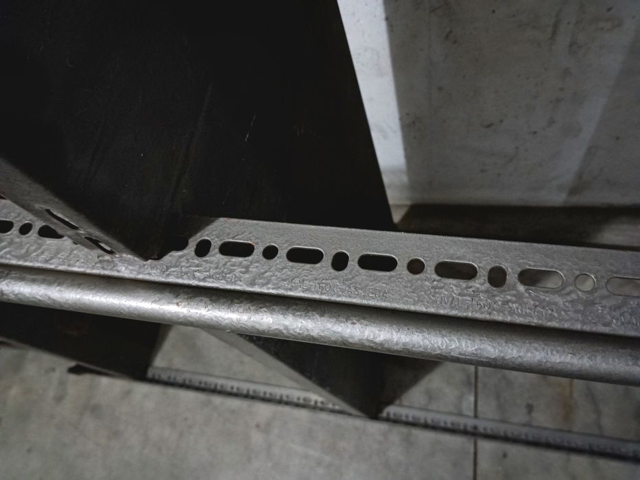 Estantaria, 2as estantes metálicas bem resistentes, medidas:
1—225/170