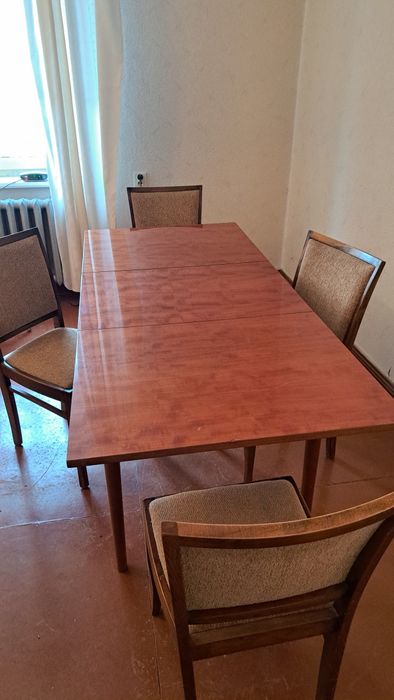 Stół i krzesła z lat 60 70 pachną PRL