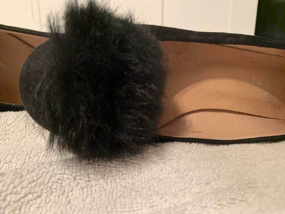 Sabrinas pretas com pompom Sofia Costa