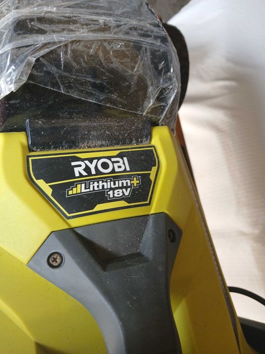 Corta relva Ryobi, sem fios, com pouco uso e duas baterias novas de 18v 4.0 ah e carregador