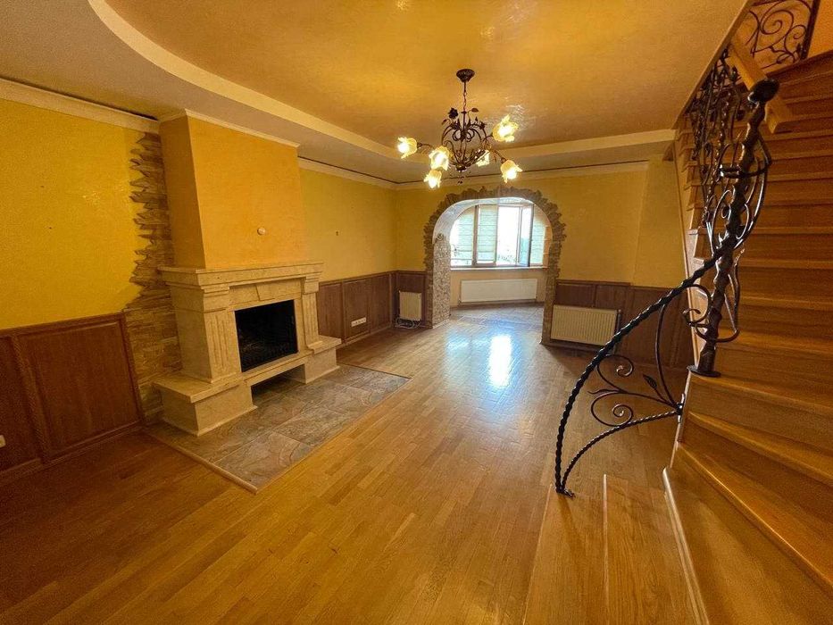 Дворівнева квартира в центрі міста! Можлива розстрочка!