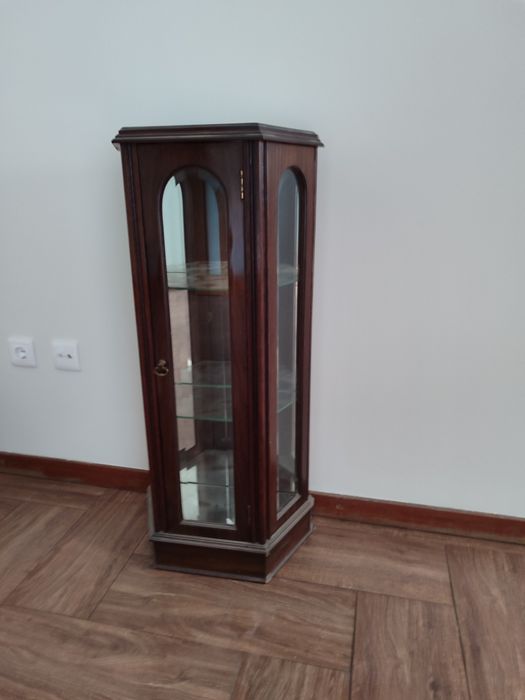Cristaleira de madeira com portas de vidro