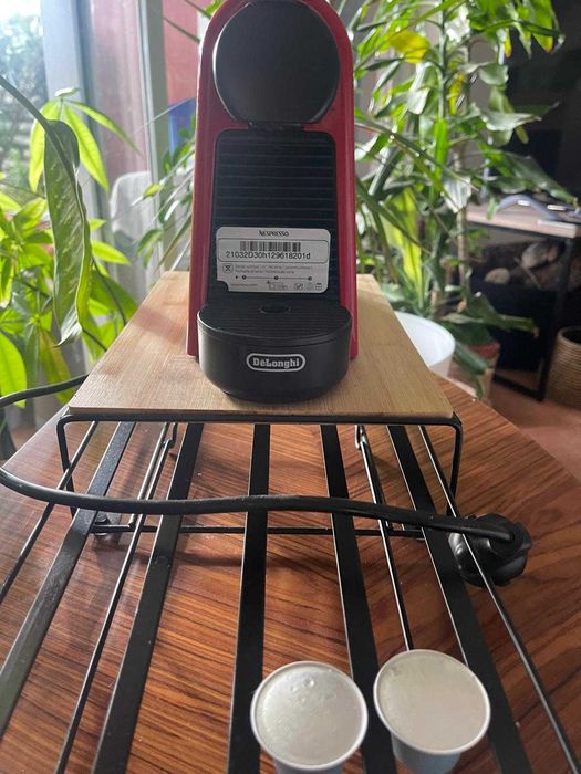 Máquina de café NESPRESSO semi-nova -  De'Longhi  + Dispensador de cápsulas - 1 mês de uso