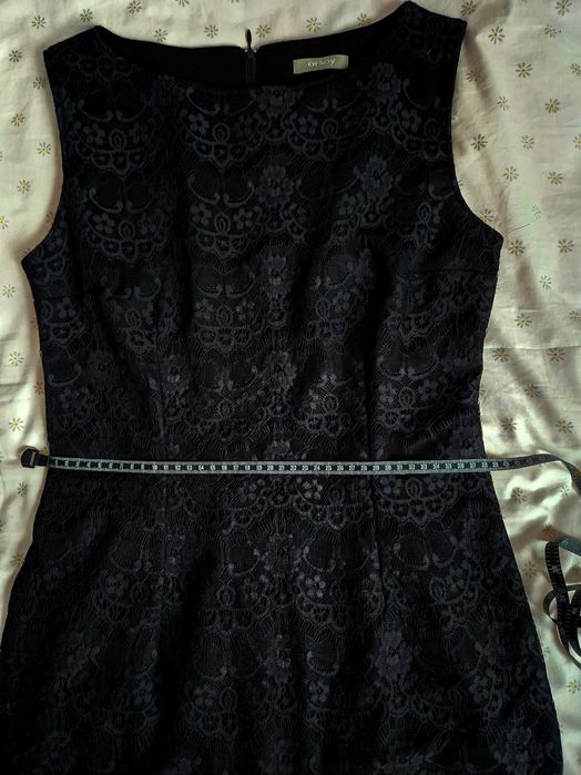 Sukienka wieczorowa, mała czarna, elegancka z charakterem