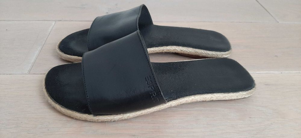 Esprit damskie,skórzane, czarne klapki 36
