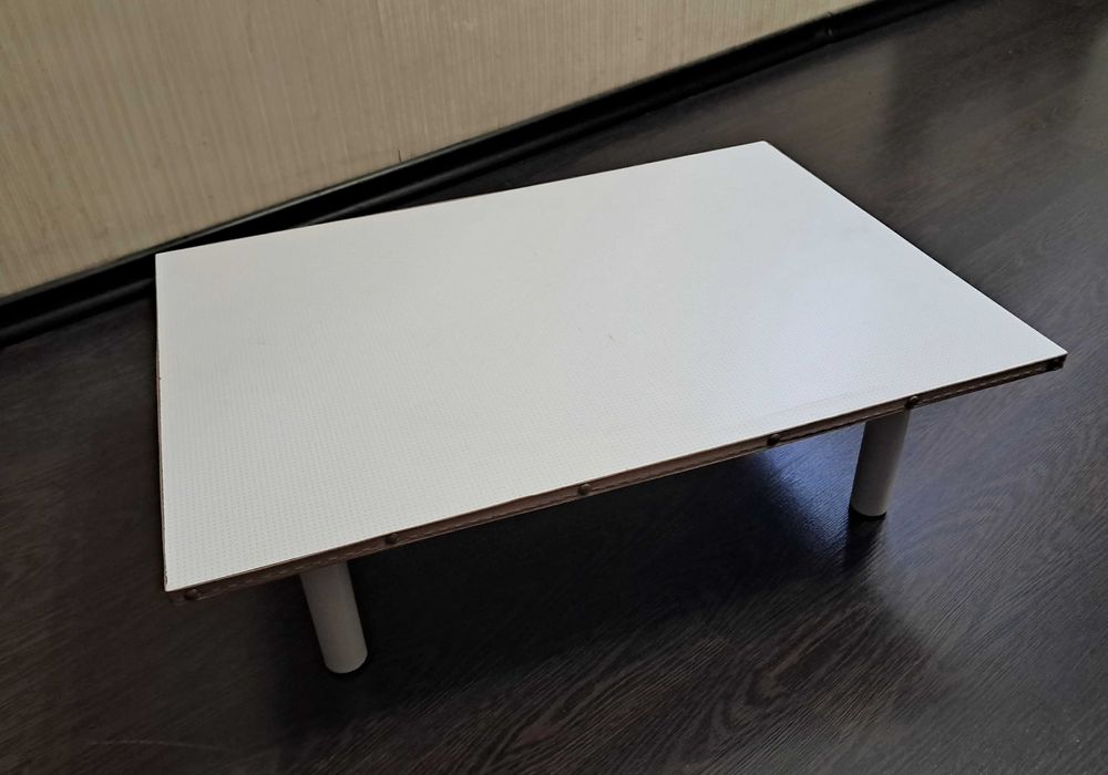 Столик переносной низкий для еды и игры сидя на полу