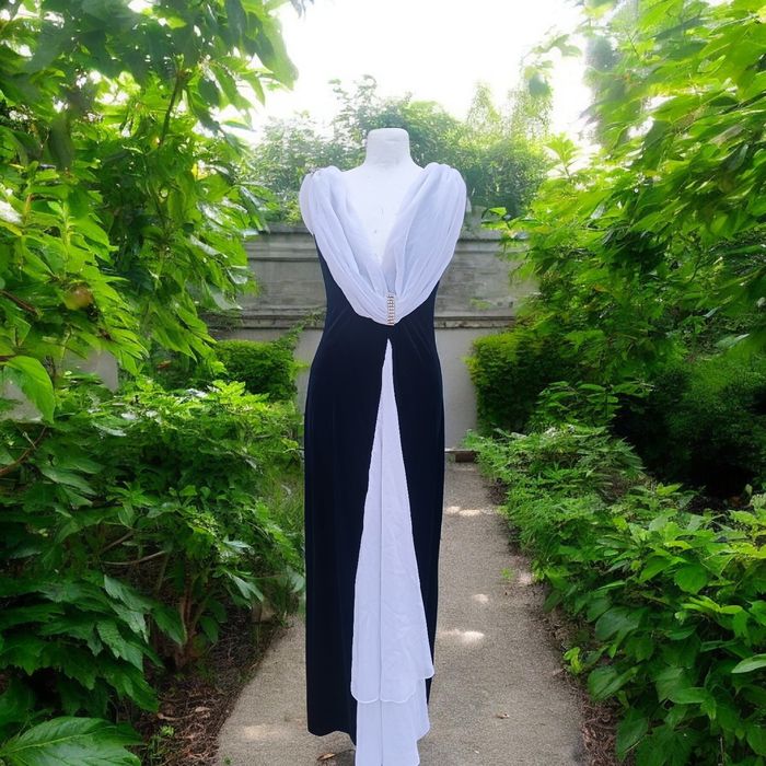 Ikona Elegancji : Vintage Black & Withe Velvet Gown