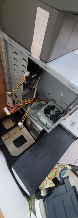 Diversos computadores para peças