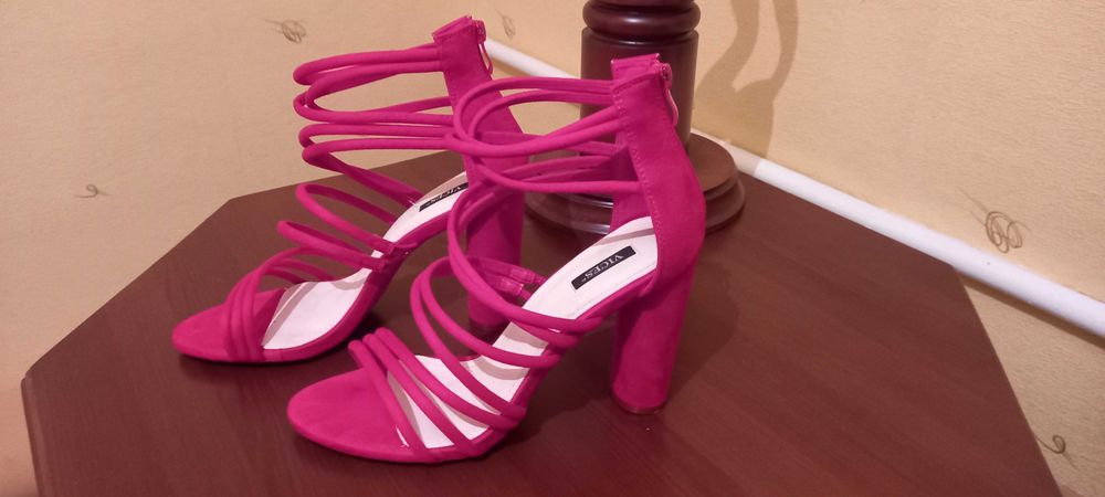 Босоніжки червоні, замшеві, нові 41 розмір