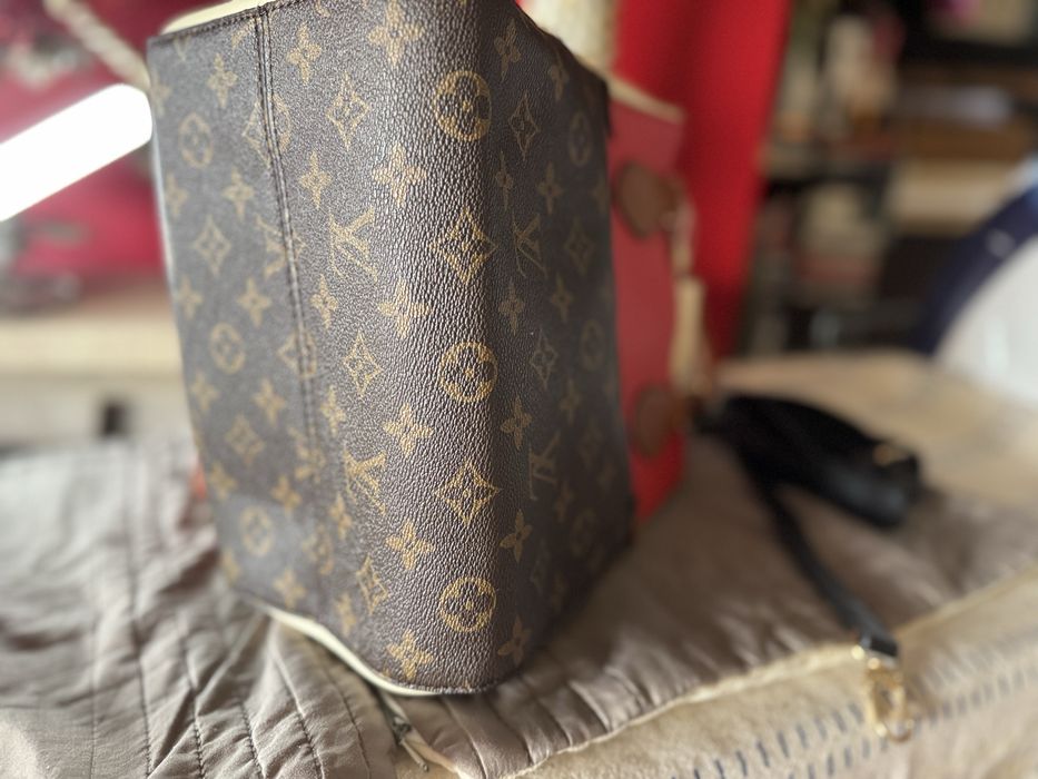 Bolsa dobravél, pequena mas dada a dimensão da largura que pode ser aj