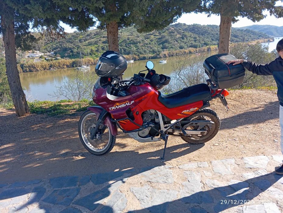 Mota pronta a rolar, sem nada a apontar dentro do uso diários