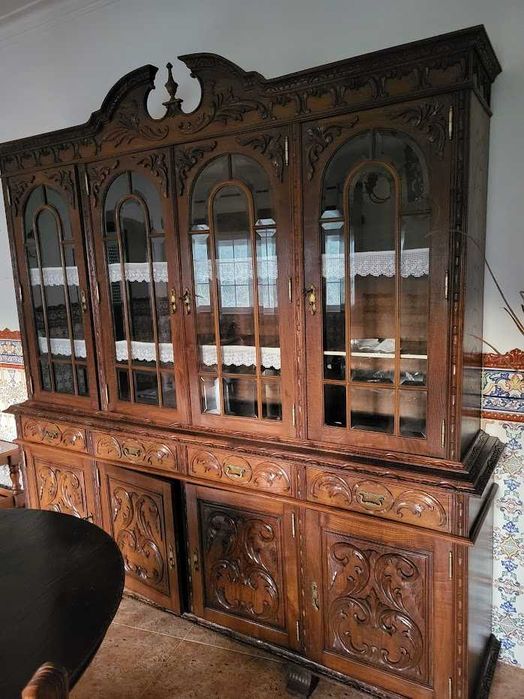 Cristaleira / Aparador antigo em madeira maciça entalhada