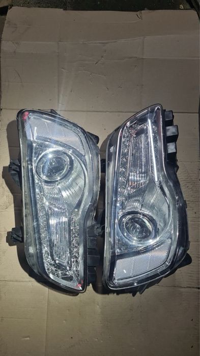 Фара передняя правая левая Chrysler 300  2011-23 гг