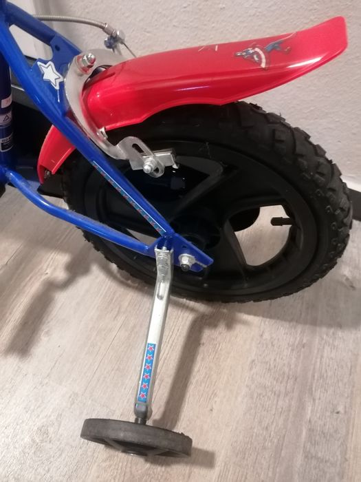 Bicicleta do Capitão América com rodas de apoio - como nova!