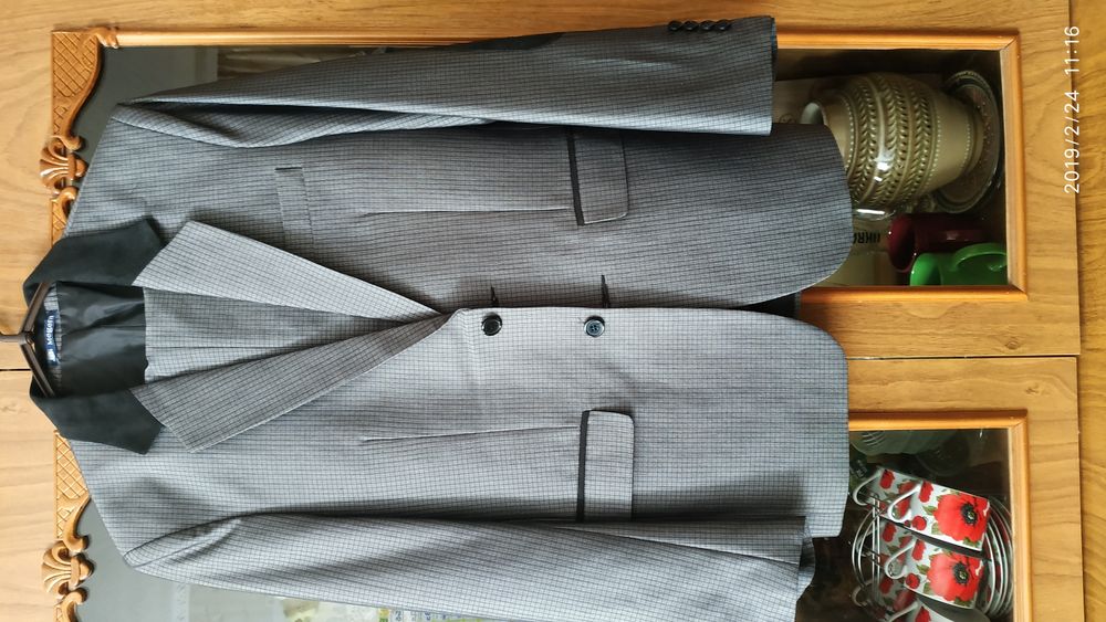 Мужской костюм серый